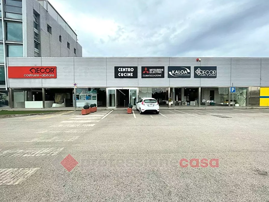 Immagine 1 di Negozio in vendita  in Via Pievaiola a Perugia