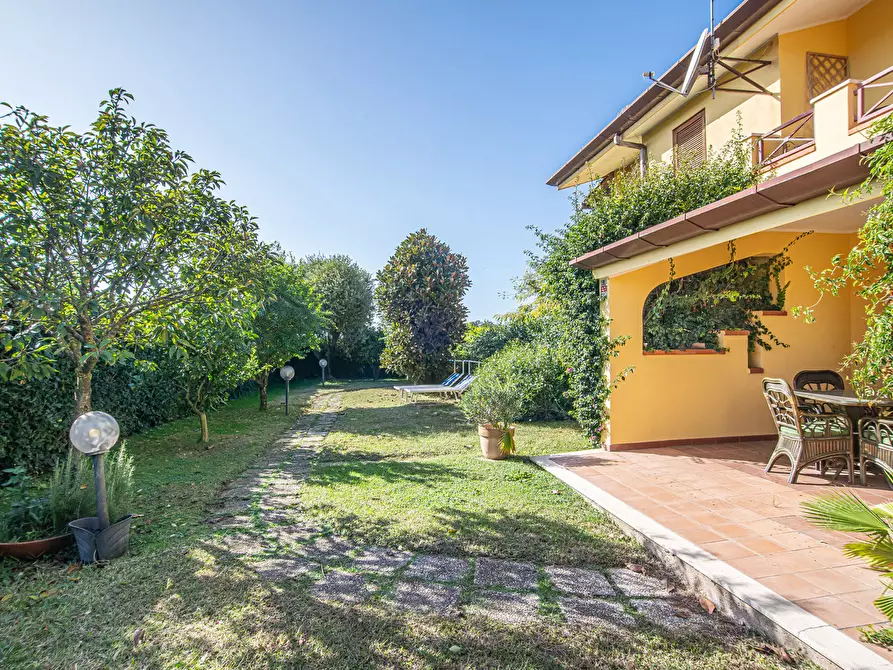 Immagine 40 di Casa trifamiliare in vendita  in Via della Bilancia, 47 a Sabaudia