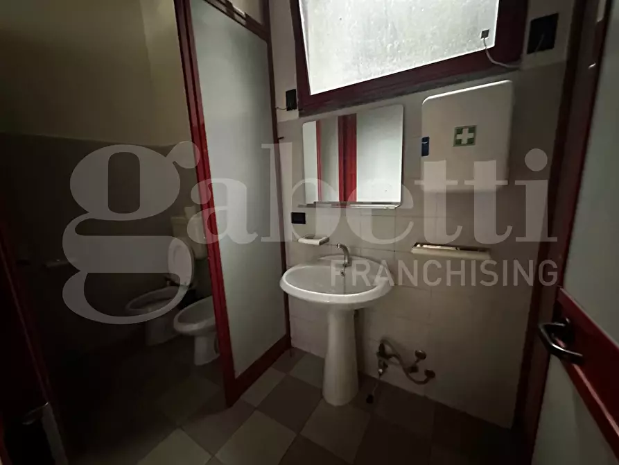 Immagine 8 di Negozio in affitto  in Via Marconi, snc a Erba