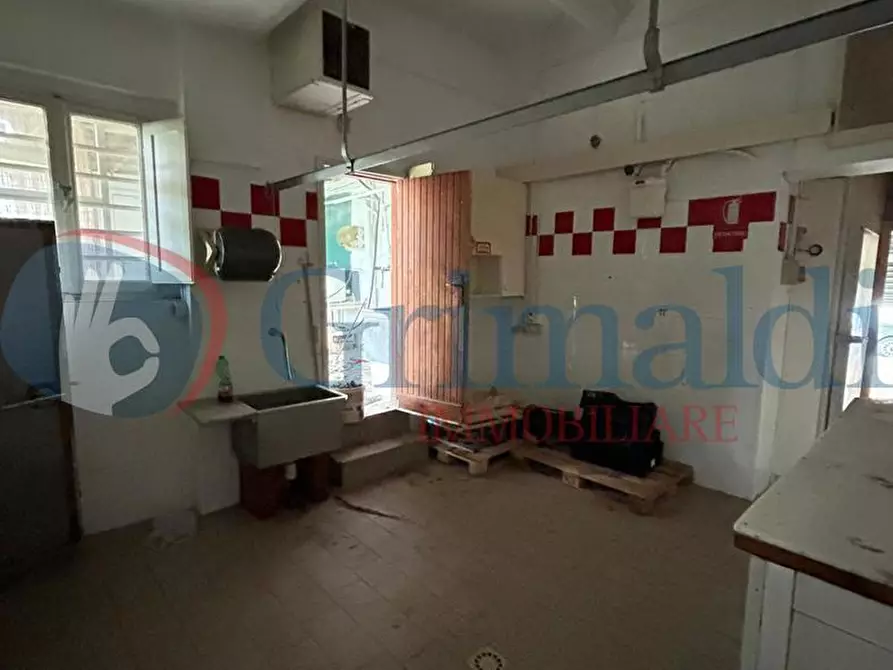 Immagine 1 di Negozio in vendita  in Via Garibaldi a Livorno