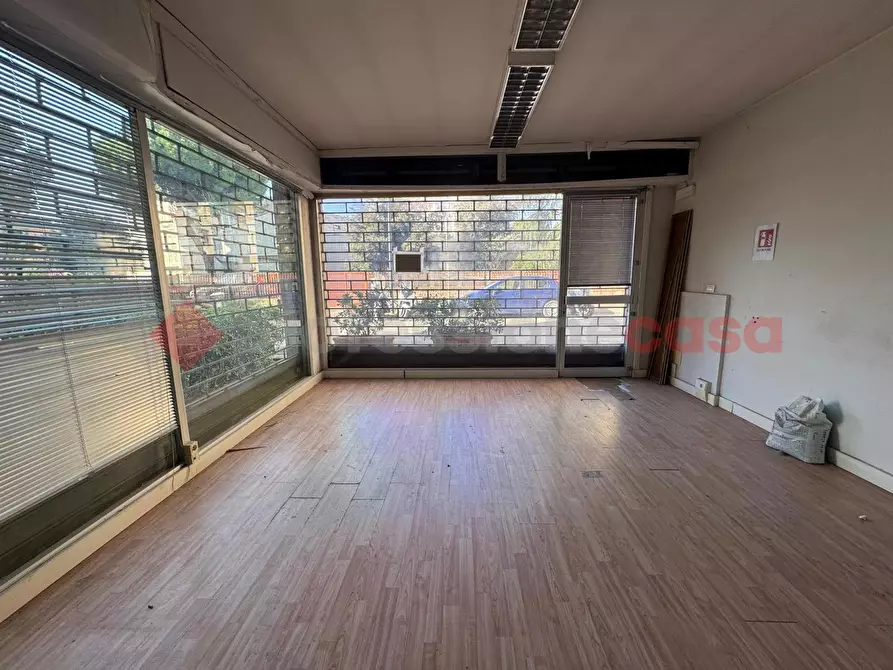 Immagine 4 di Negozio in affitto  in Via MARIO MOROSI, 24/26/28 a Firenze