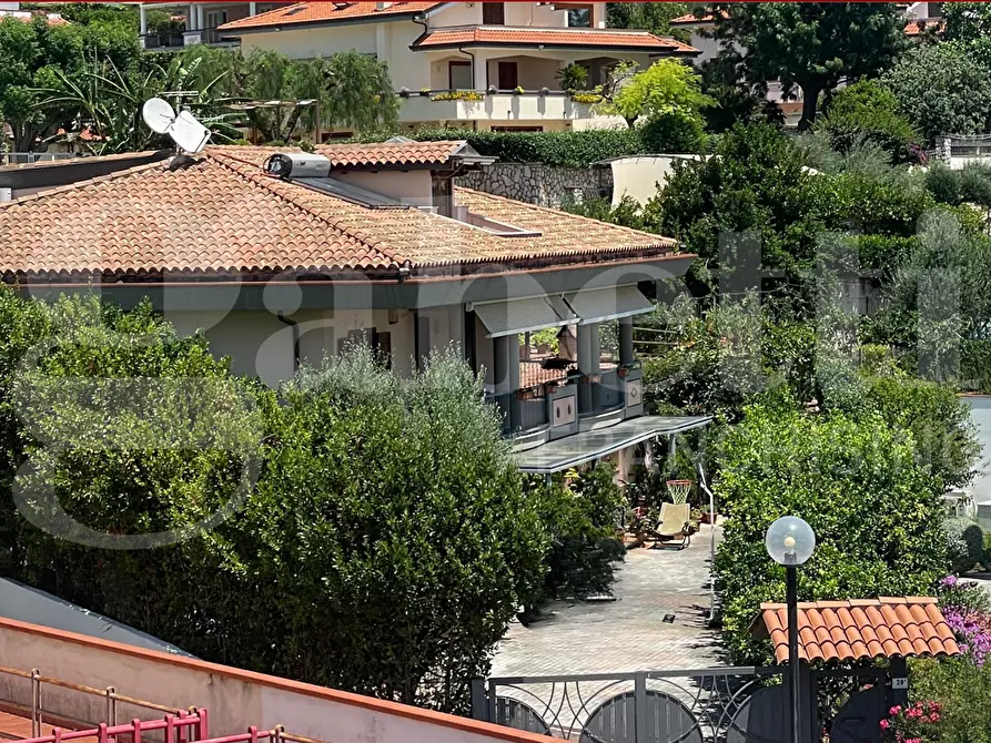 Immagine 1 di Casa trifamiliare in vendita  in Via San Remigio Paone, 10 a Formia