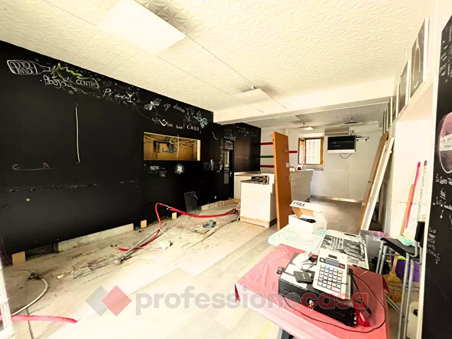 Immagine 3 di Negozio in vendita  in Piazza Giuseppe Mazzini a Bastia Umbra