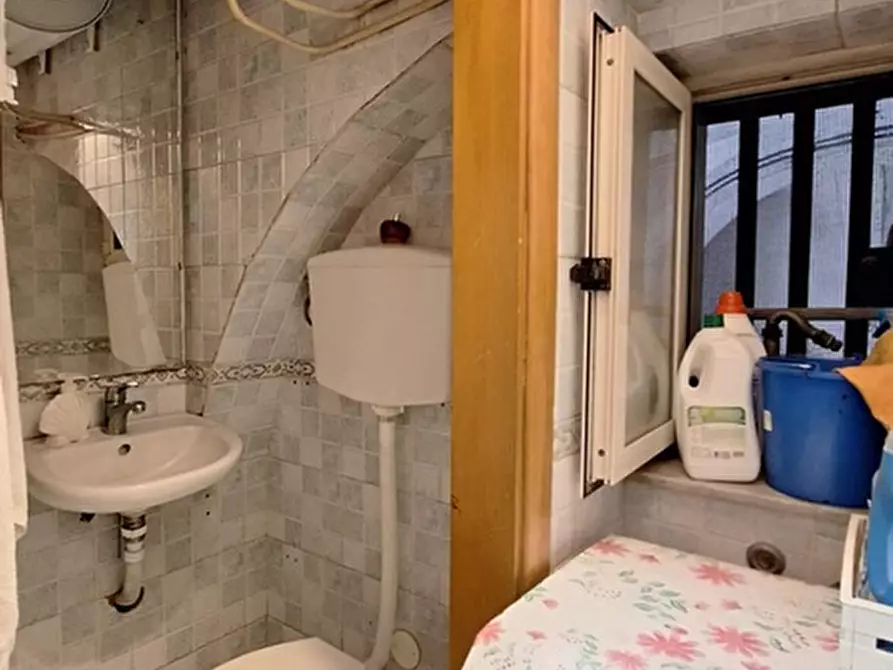 Immagine 14 di Negozio in vendita  in Via Foria a Napoli