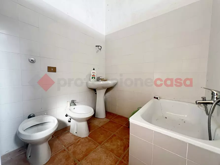 Immagine 10 di Negozio in vendita  in Via Marsicana, 51 a Pescorocchiano