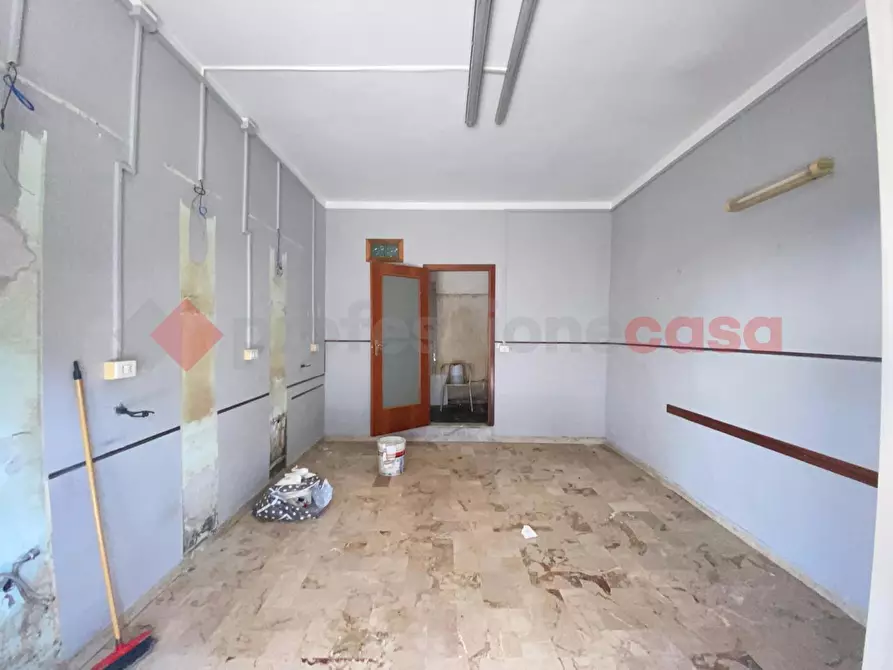Immagine 16 di Negozio in affitto  in Via Trento, SNC a Mondragone