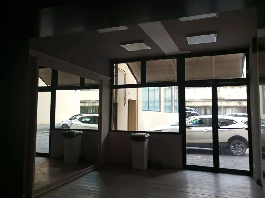 Immagine 4 di Negozio in affitto  in Via CAVOUR a Firenze