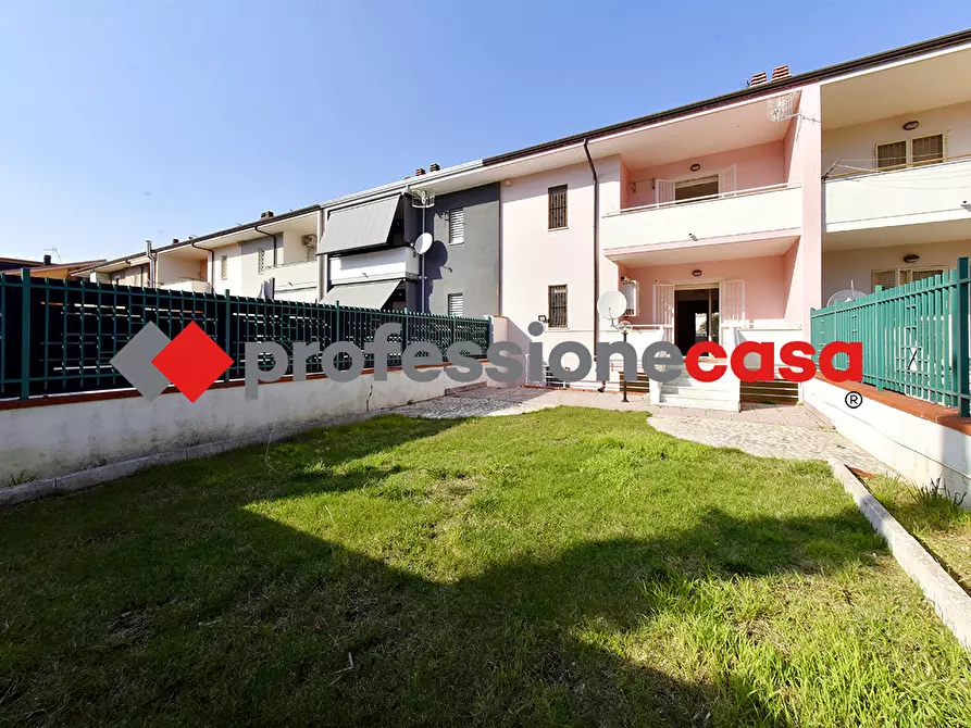 Immagine 38 di Villetta a schiera in vendita  in Via Ugo Foscolo, 36 a Santa Maria Capua Vetere