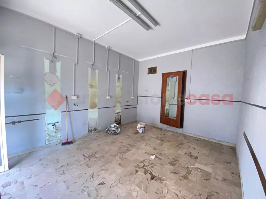 Immagine 11 di Negozio in affitto  in Via Trento, SNC a Mondragone