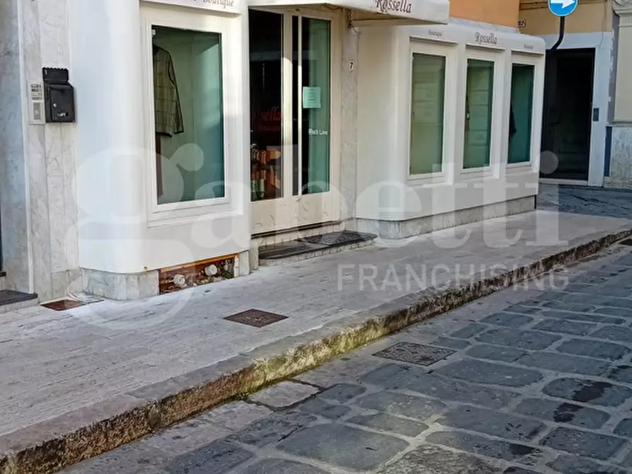 Immagine 1 di Negozio in affitto  in Piazza Mare all'Arco, 7 a Gaeta
