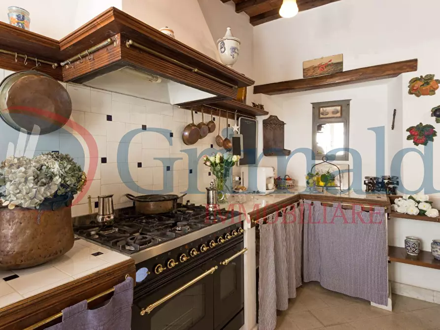 Immagine 3 di Palazzo in vendita  in Via BEATRICE a Massa