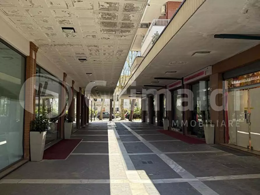 Immagine 1 di Negozio in vendita  in Viale roma, 82 a Cervia
