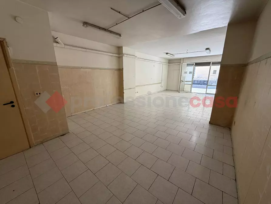Immagine 9 di Negozio in vendita  in Via Lugnano, snc a Santa Maria Capua Vetere