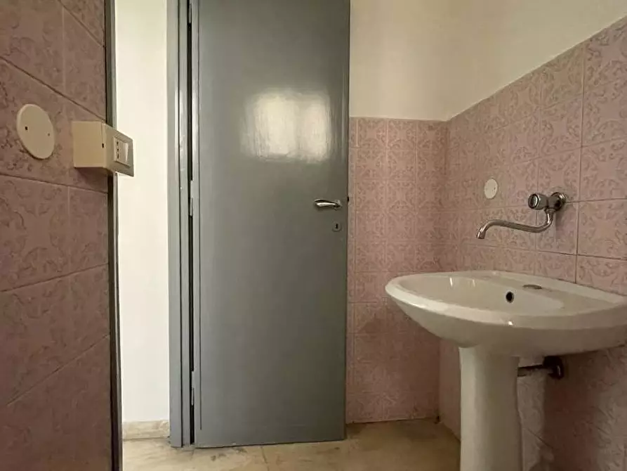 Immagine 12 di Negozio in vendita  in Via BOTTASSO, 5 a Terracina