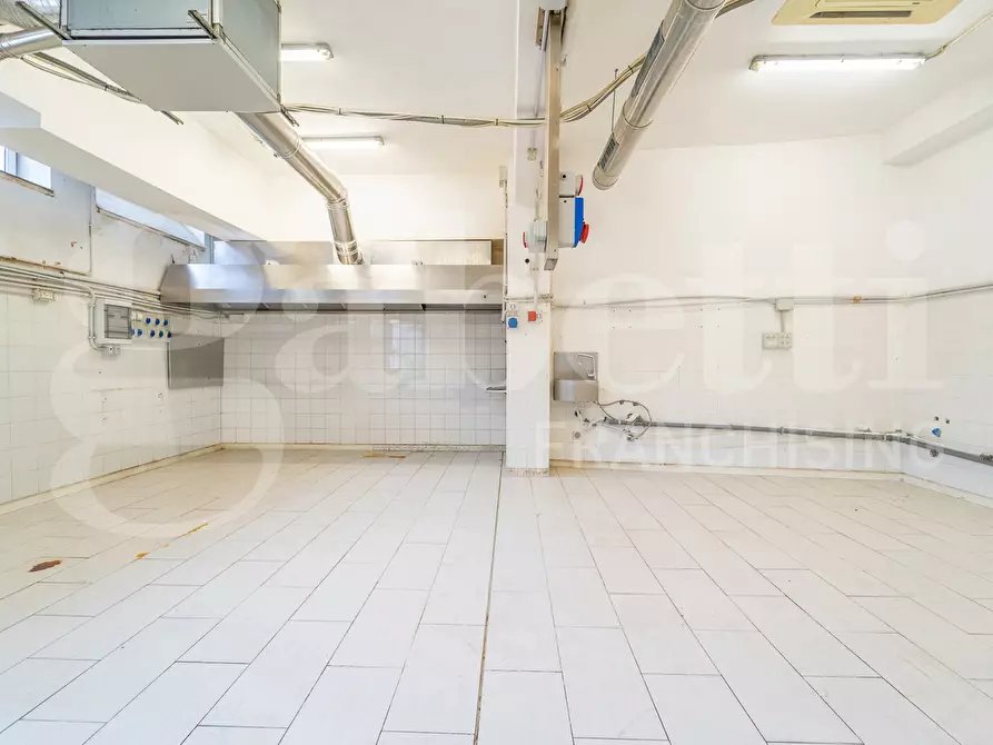 Immagine 10 di Laboratorio in vendita  in Via Busalla, 9 a Roma