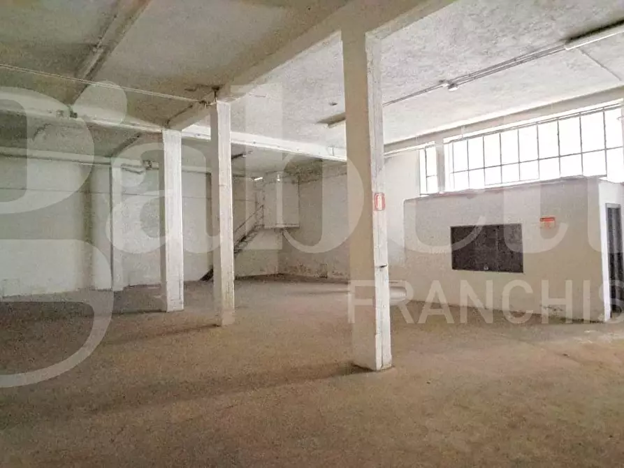 Immagine 6 di Magazzino in vendita  in Via Corigliano Calabro, 27 a Roma