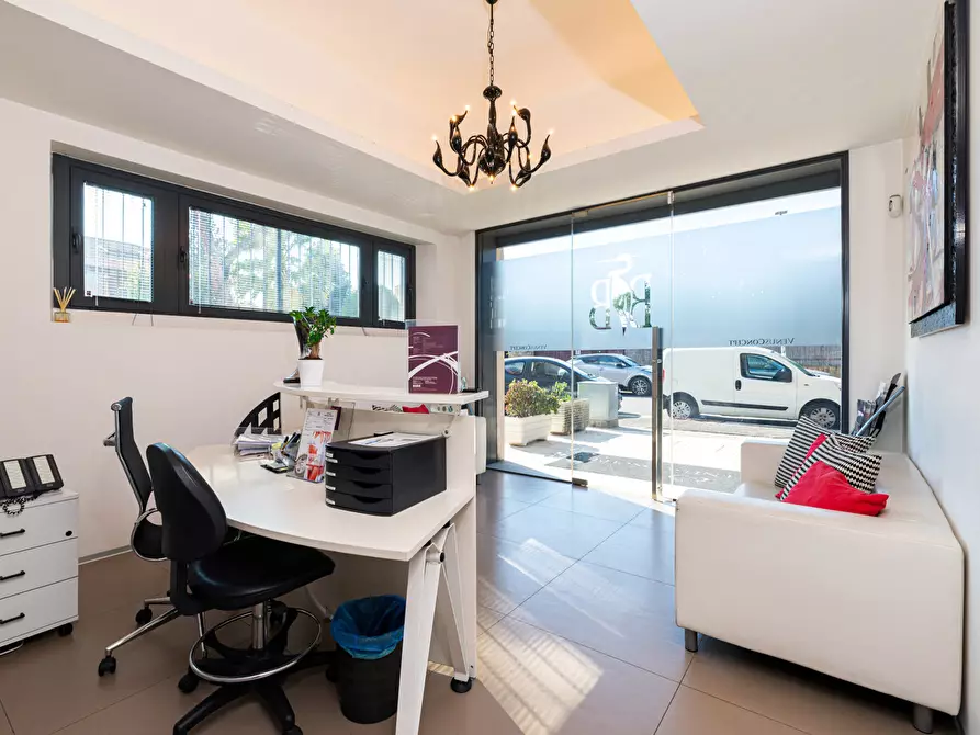 Immagine 5 di Negozio in vendita  in Via Giovanni Gastaldi, 40 a Roma