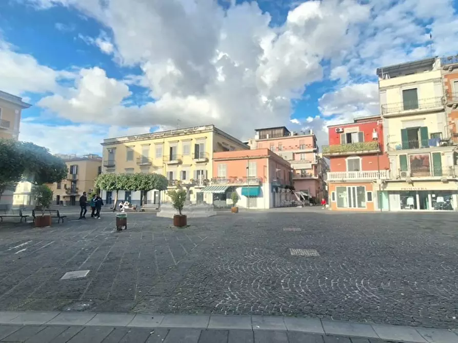 Immagine 1 di Negozio in affitto  in Via Cesare Augusto a Pozzuoli