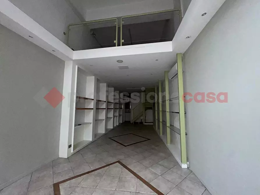 Immagine 4 di Negozio in affitto  in Viale DUSE a Firenze