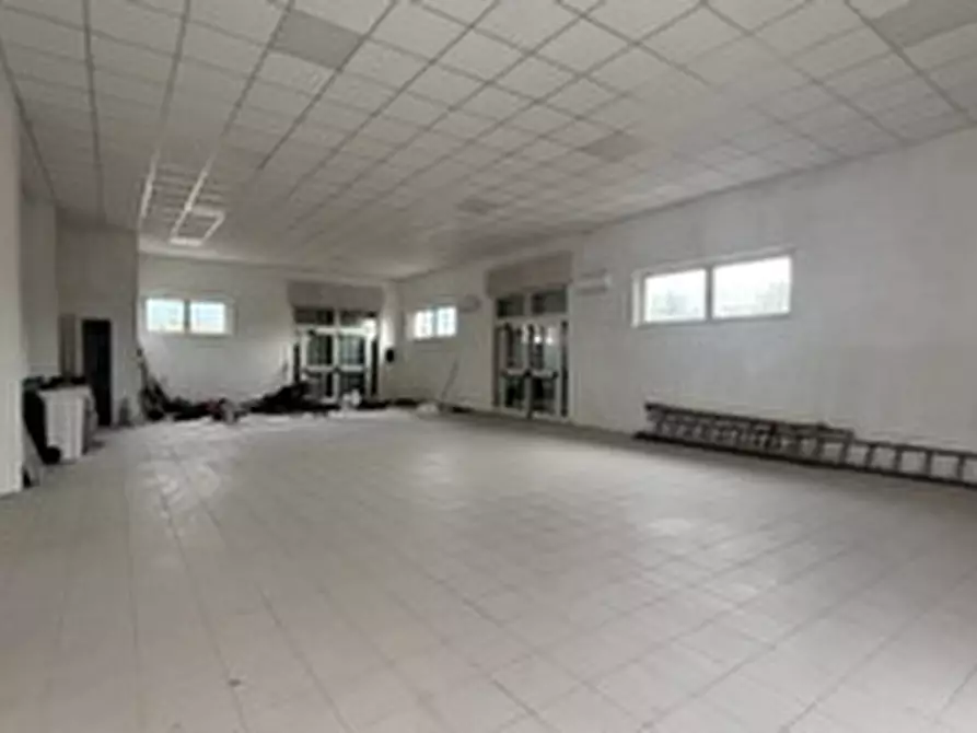 Immagine 3 di Negozio in affitto  in Strada statale 155, 456 a Alatri