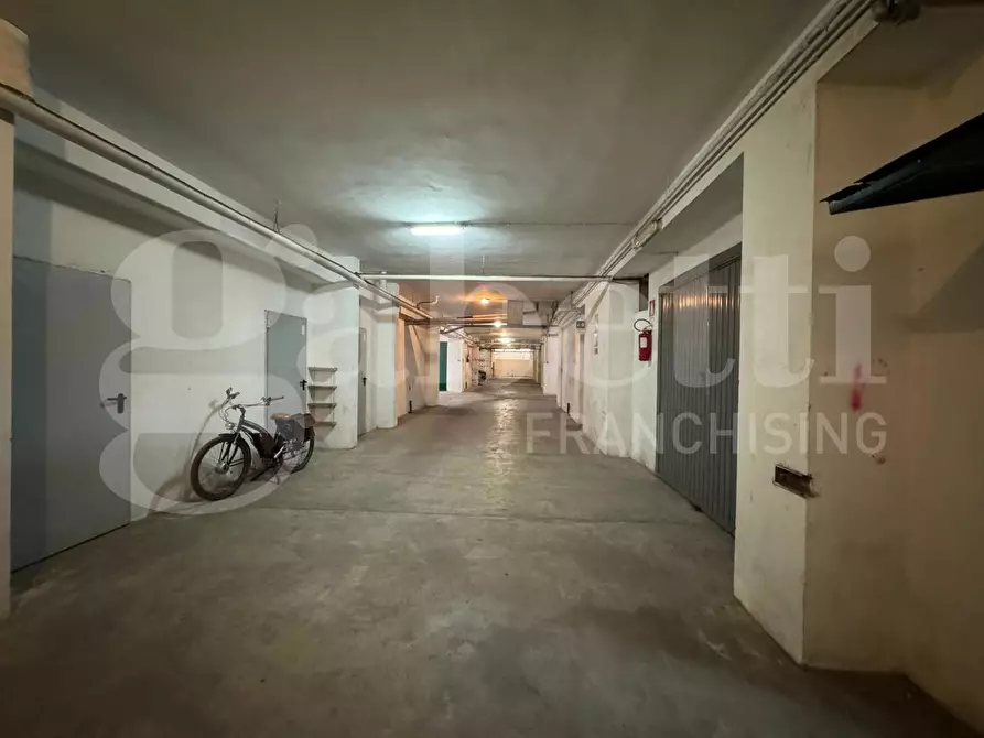 Immagine 3 di Box auto in vendita  in Via Parini, 65 a Lecce