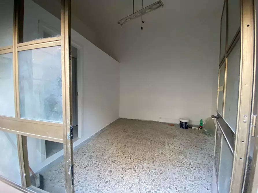 Immagine 5 di Negozio in vendita  in Via Recanati, 57 a San Giorgio A Cremano