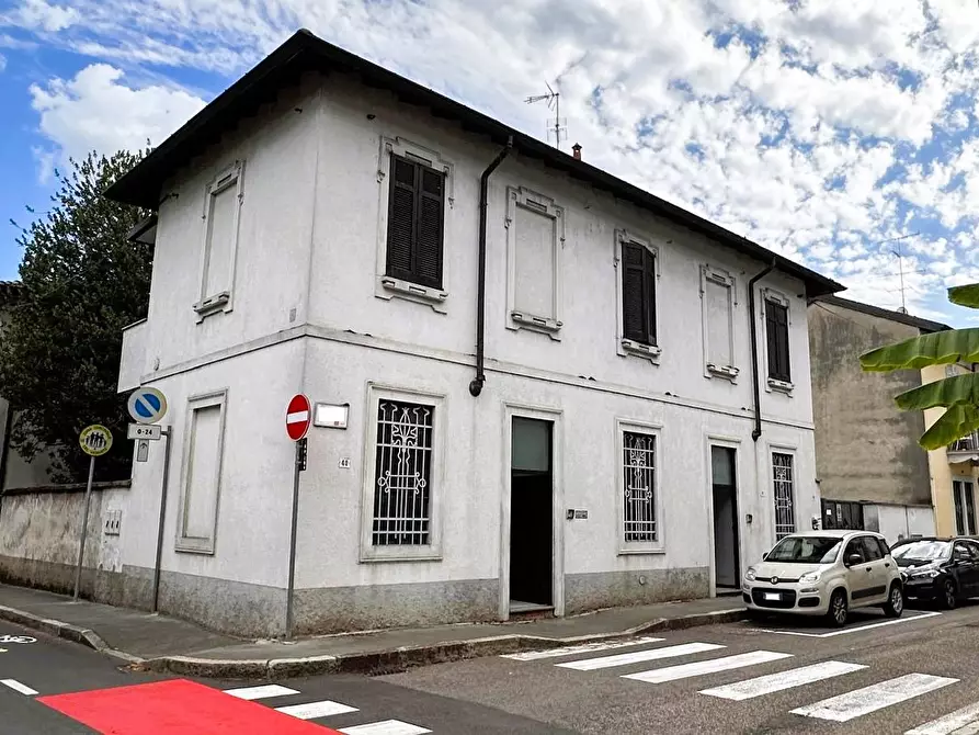 Immagine 1 di Casa indipendente in vendita  in Via UGO FOSCOLO a Legnano
