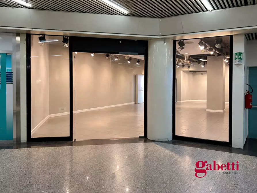 Immagine 2 di Negozio in vendita  in Via Mario Rigamonti, 100 a Roma