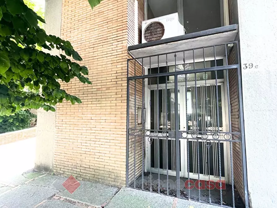 Immagine 9 di Negozio in vendita  in Via Mario Angeloni a Perugia