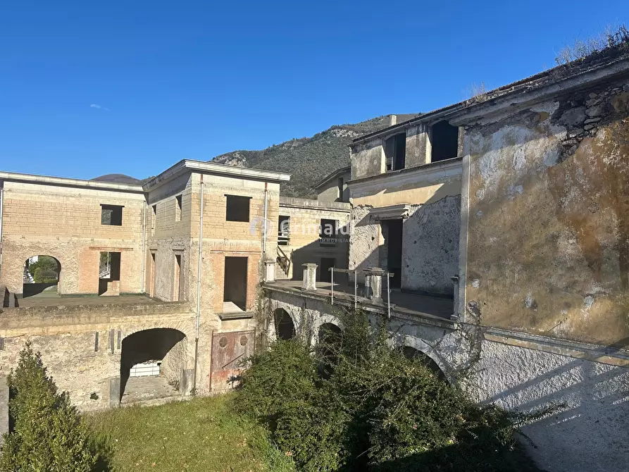 Immagine 4 di Palazzo in vendita  in Piazza Francesco e Chiara D'Assisi, 1 a Lauro