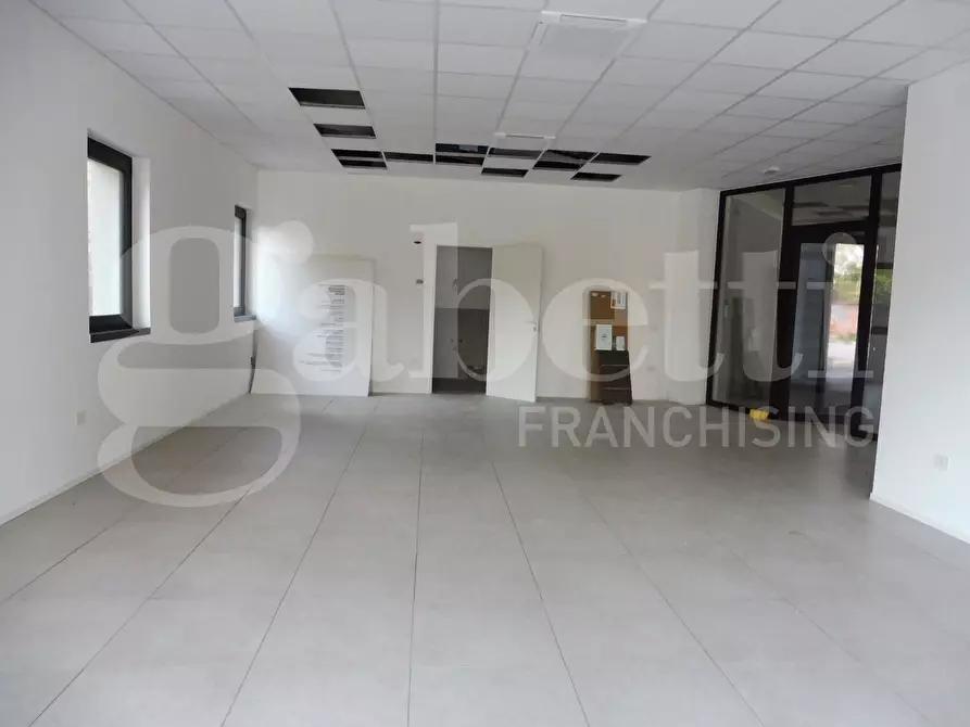Immagine 3 di Negozio in vendita  in Via Cereria a Bassano Del Grappa