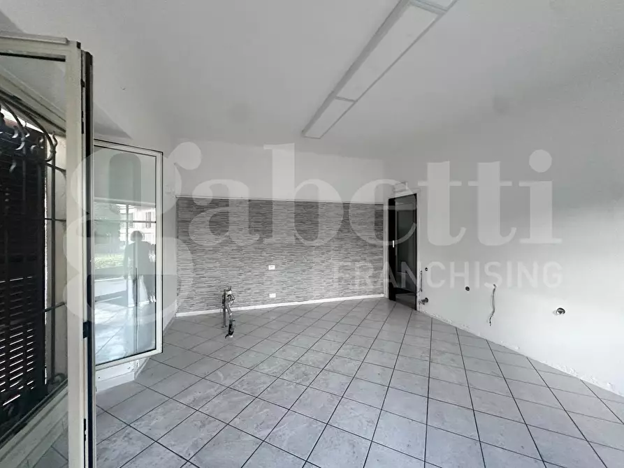 Immagine 10 di Negozio in vendita  in Via VOLTA, snc a Ponte Lambro