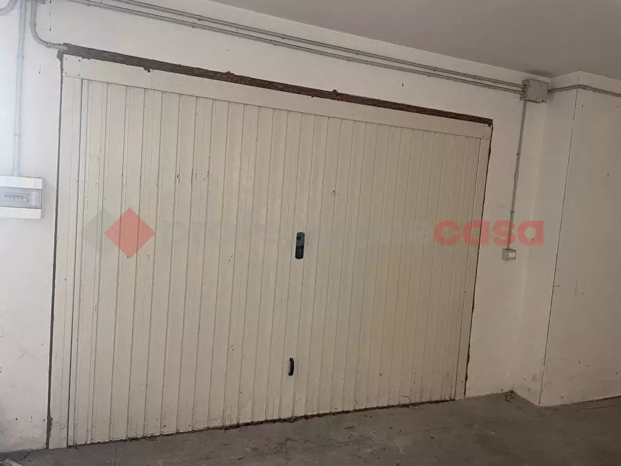 Immagine 18 di Box auto in vendita  in Viale Italia, 2 a Vitulazio