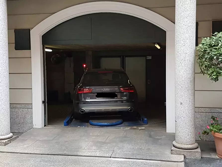Immagine 11 di Box auto in vendita  in Corso di porta Romana, 55 a Milano