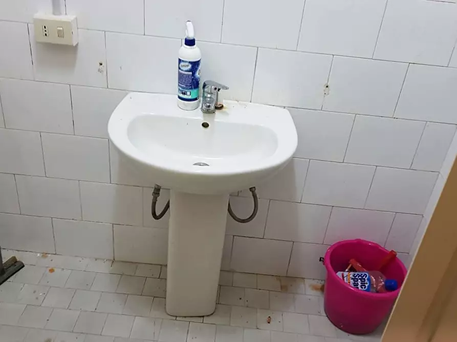 Immagine 7 di Negozio in vendita  in Via Rimini a Napoli