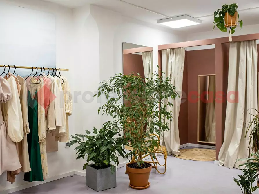 Immagine 3 di Negozio in vendita  in Via chiasso barletti, 11 a Lucca
