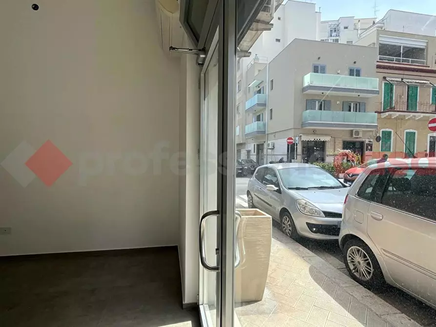 Immagine 3 di Negozio in vendita  in Via PETRACCA a Monopoli