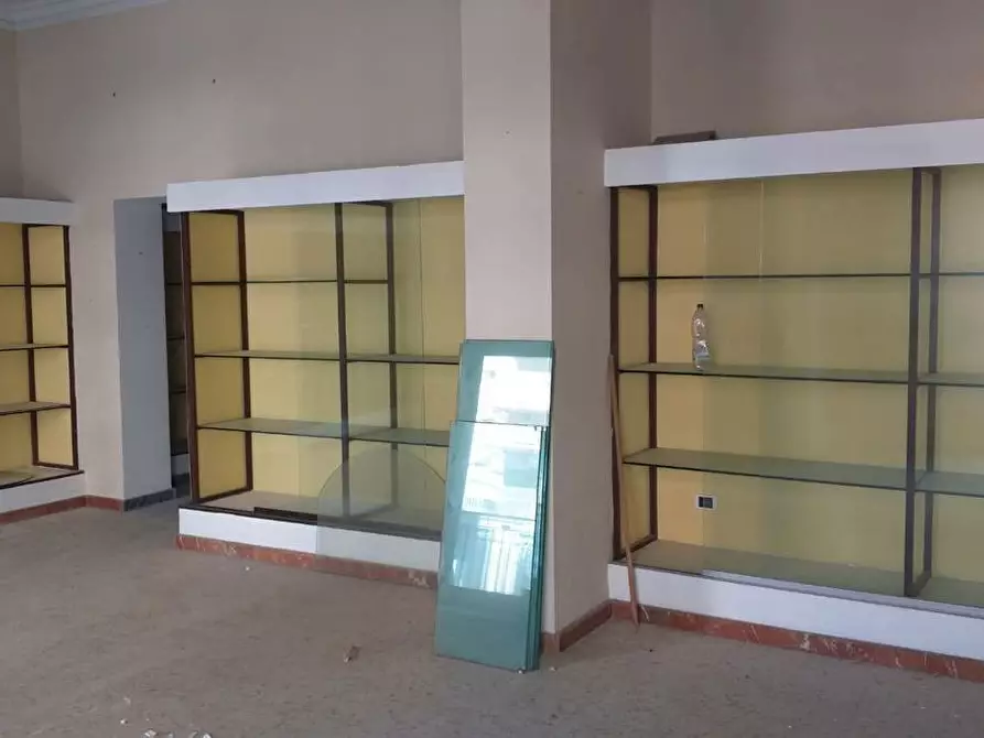 Immagine 6 di Negozio in vendita  in Viale S.Martino, 155 a Messina