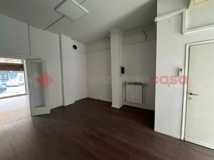 Immagine 10 di Negozio in affitto  in Via ALFIERI a Scandicci