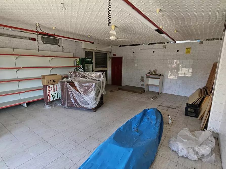 Immagine 8 di Negozio in vendita  in Via Cesare Terranova a San Severo