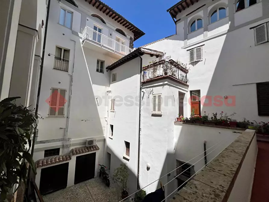 Immagine 3 di Appartamento in vendita  in Piazza Achille Sansi a Spoleto