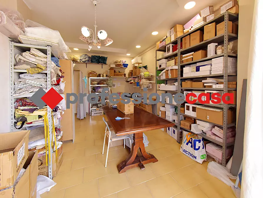 Immagine 11 di Negozio in vendita  in Via Madonna delle Grazie, 54 a San Prisco