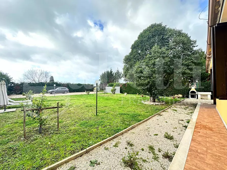 Immagine 3 di Villa in vendita  in Strada Valmontorio, 341 a Latina