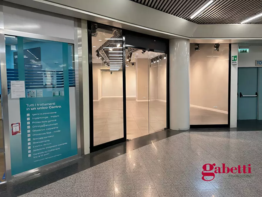 Immagine 3 di Negozio in vendita  in Via Mario Rigamonti, 100 a Roma