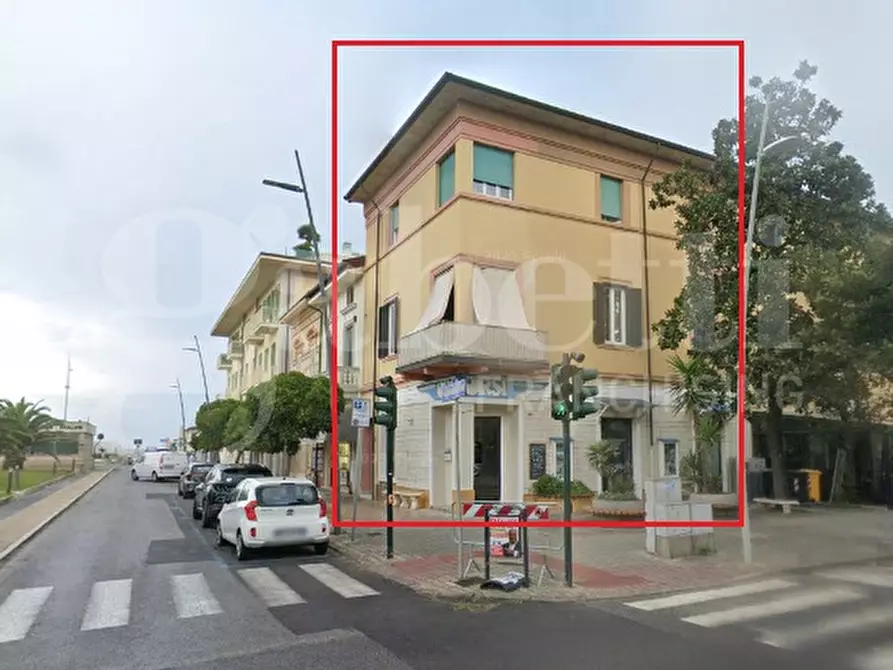 Immagine 5 di Palazzo in vendita  in Piazza Lemmetti a Camaiore