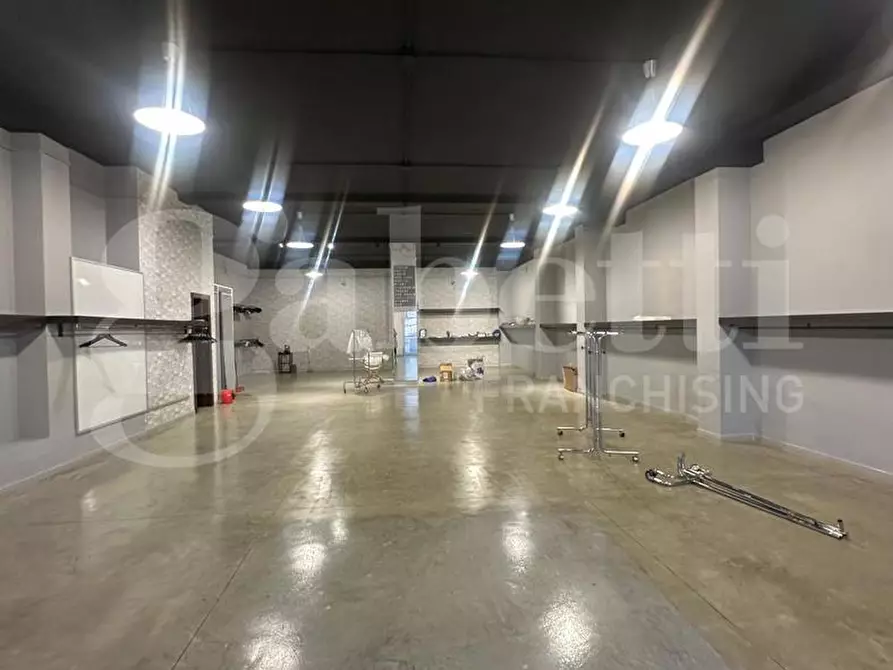 Immagine 7 di Negozio in vendita  in Via Tobia Semerano, sn a Ostuni