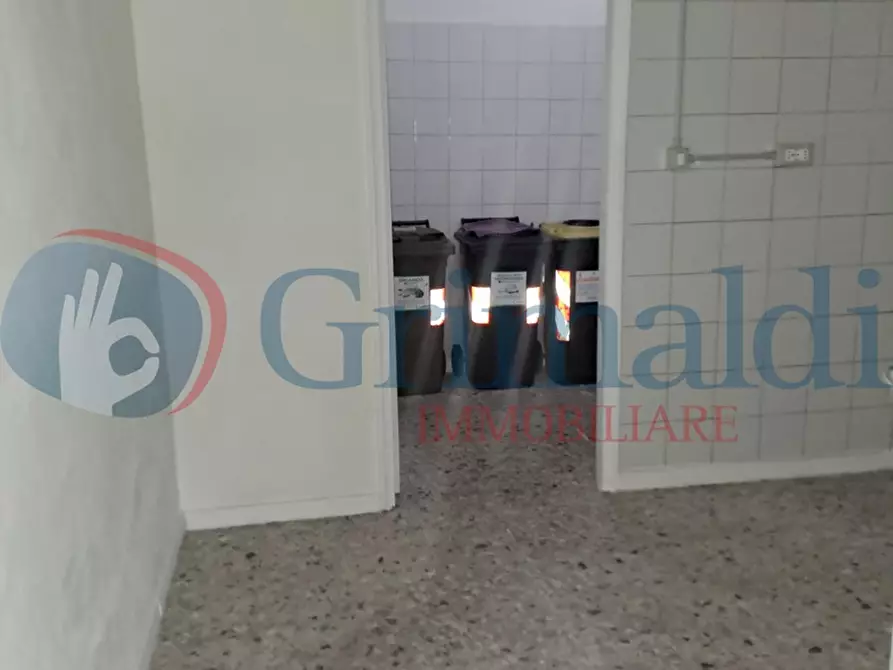 Immagine 4 di Negozio in vendita  in Via Cherubini a Livorno