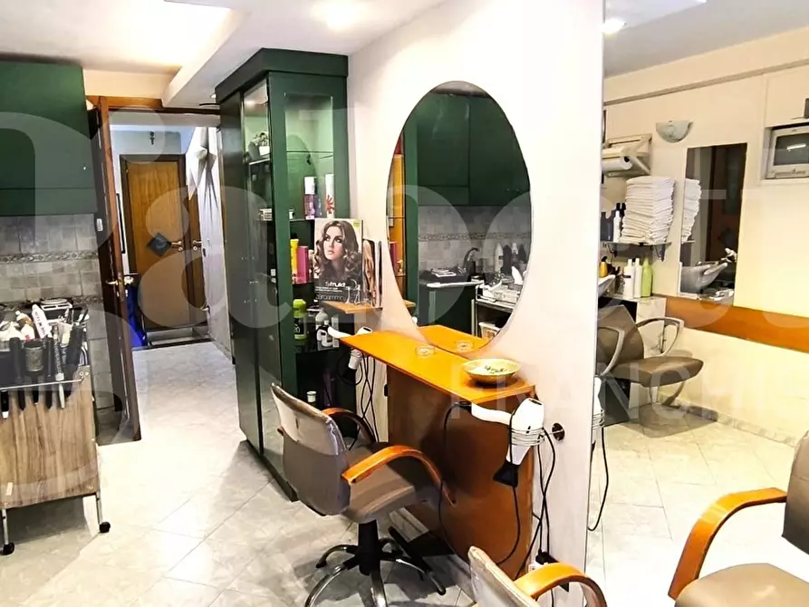 Immagine 18 di Negozio in vendita  in Via Foria a Napoli