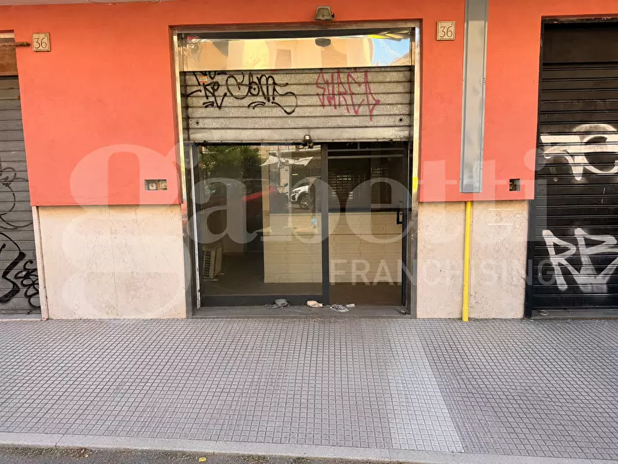 Immagine 11 di Negozio in affitto  in Via delle Rose a Roma