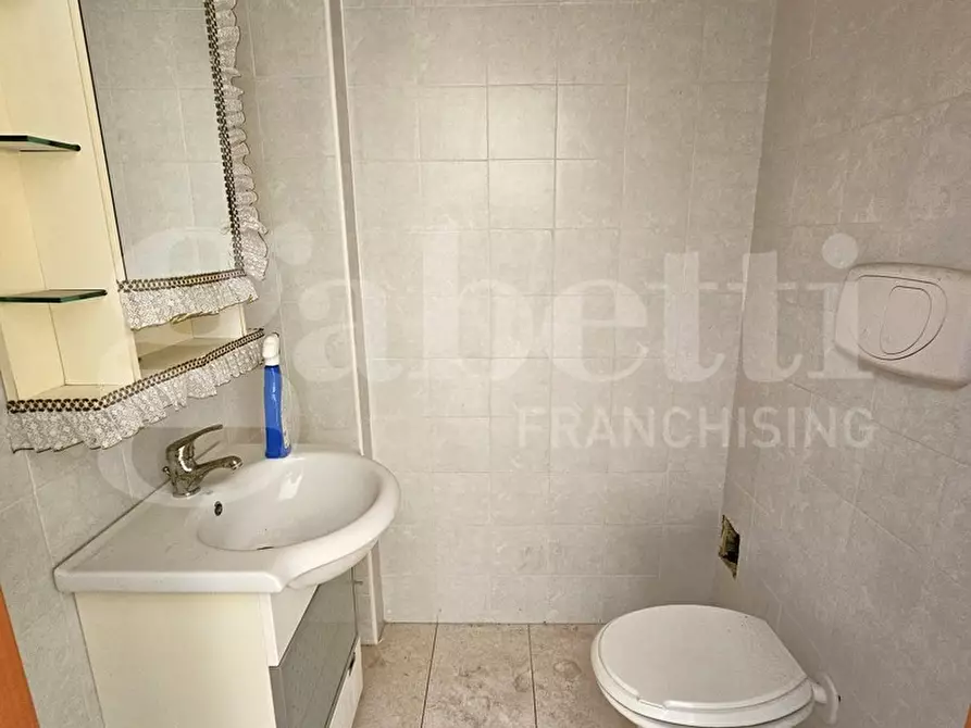 Immagine 8 di Negozio in vendita  in Via Settembrini a San Severo